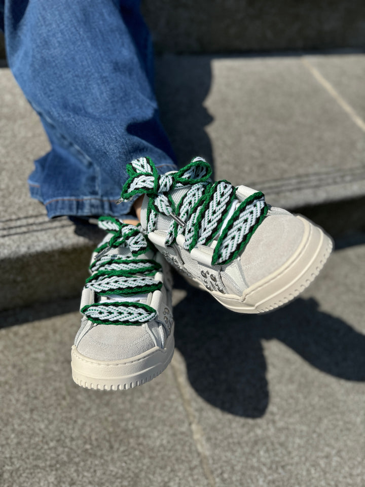 Zapatilla de piel blanca con cordones grandes verdes INNA A171