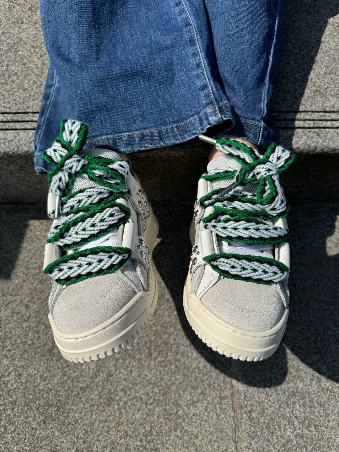 Zapatilla de piel blanca con cordones grandes verdes INNA A171