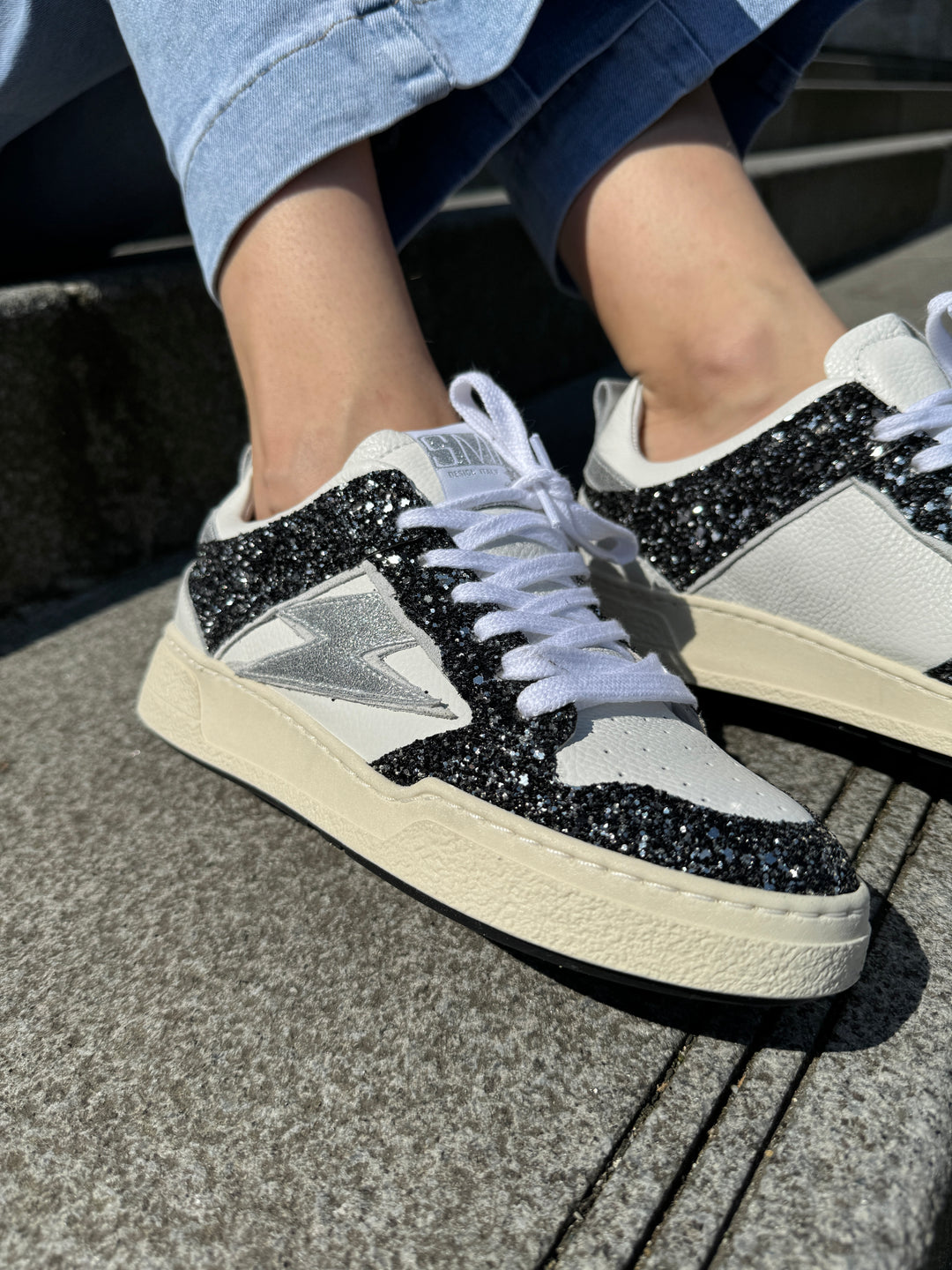 Weißer Ledersneaker mit schwarzem Glitzer und silbernem Blitz CHITA A476