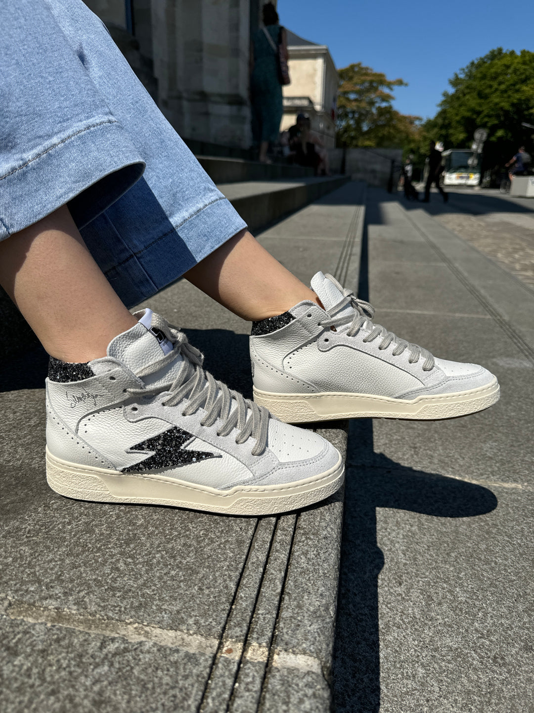 Baskets en cuir blanche montantes avec éclair à paillettes noir BRAGA A570