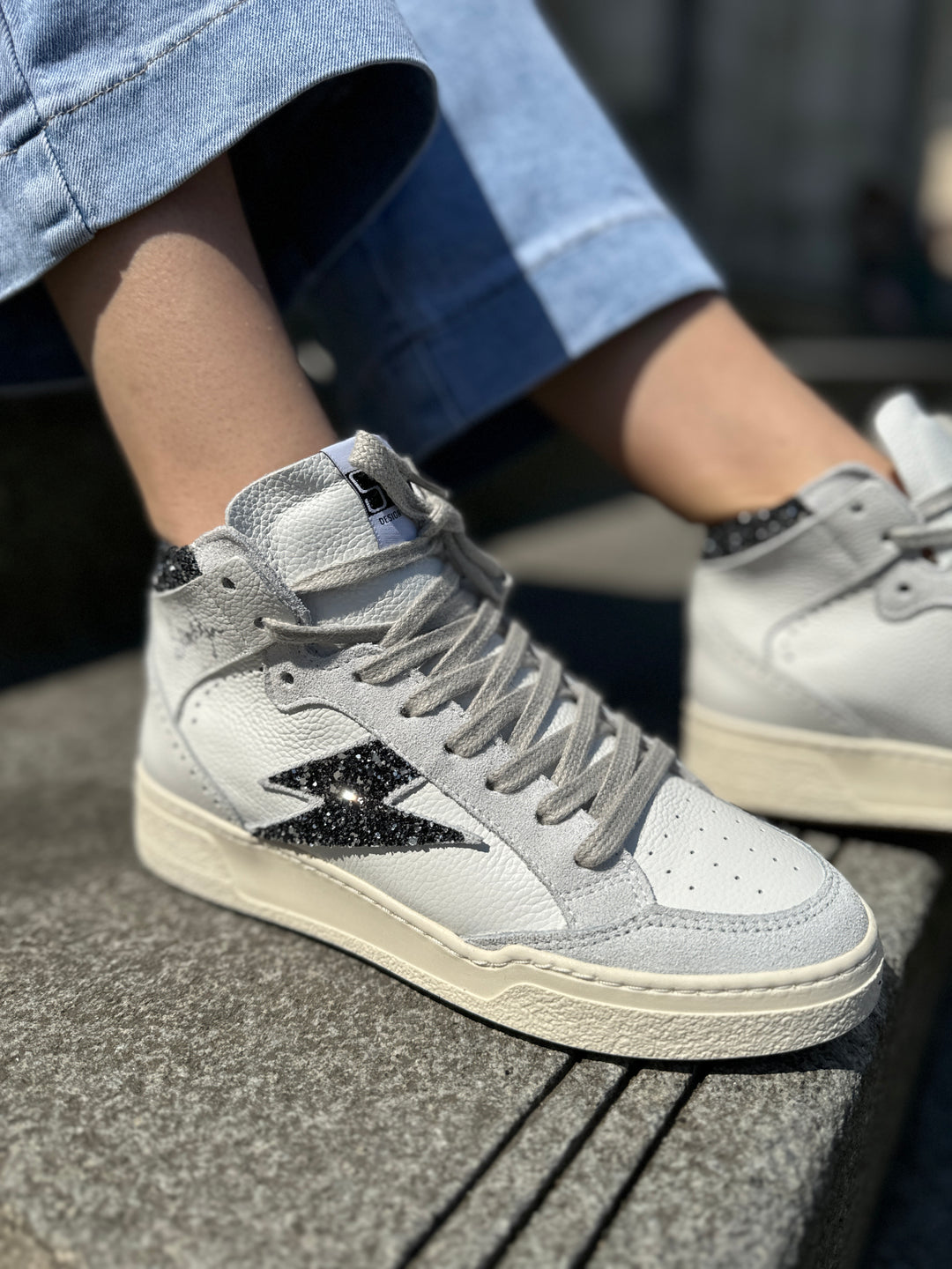 Baskets en cuir blanche montantes avec éclair à paillettes noir BRAGA A570