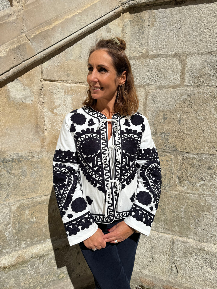 Veste matelassée blanche aux broderies marine EMMA