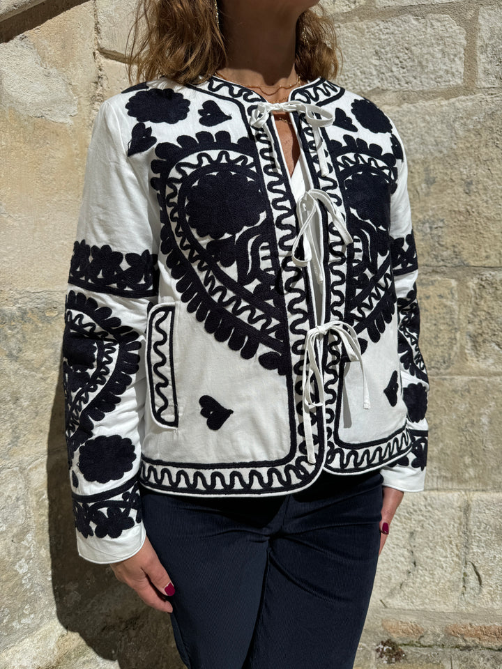 Veste matelassée blanche aux broderies marine EMMA