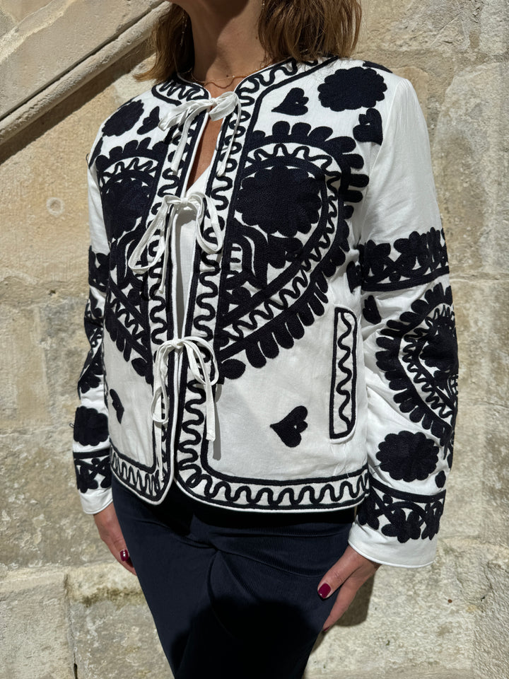 Veste matelassée blanche aux broderies marine EMMA