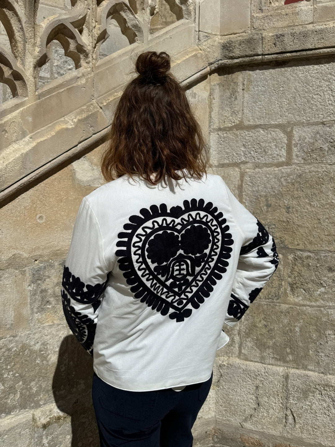 Veste matelassée blanche aux broderies marine EMMA