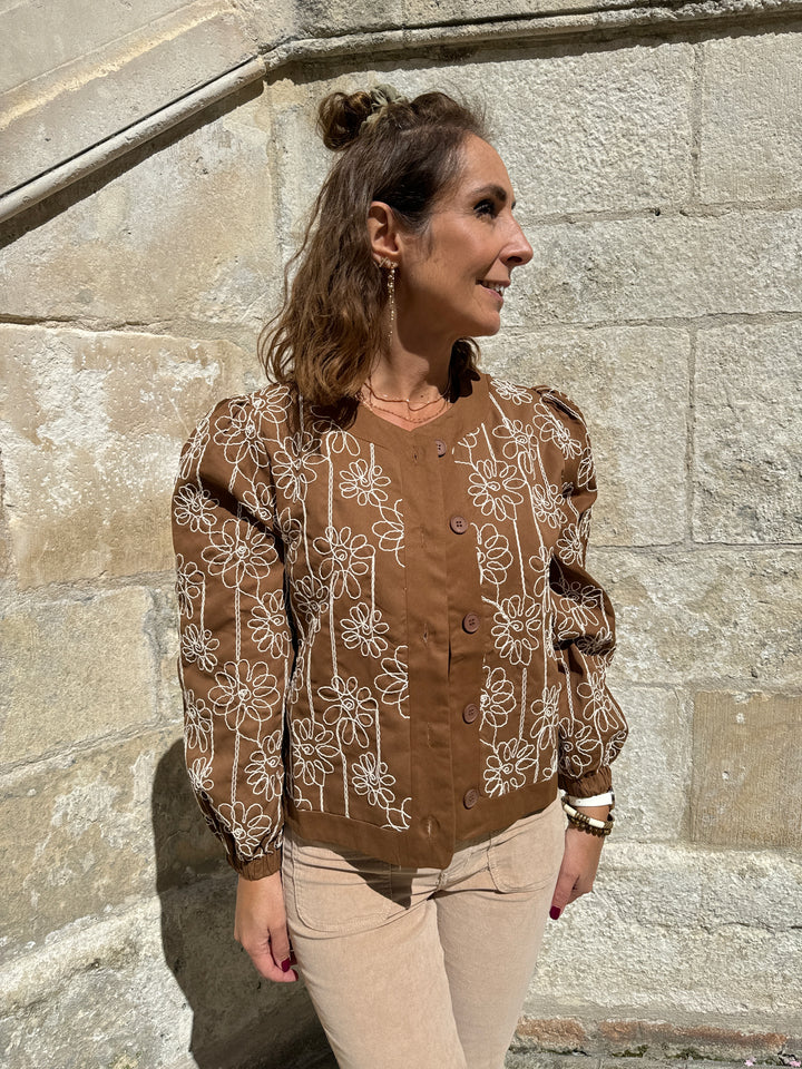 Chaqueta camel con bordado floral crudo LYANA