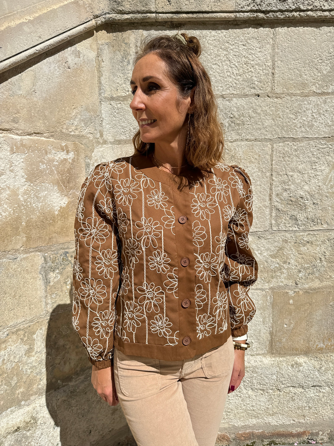 Chaqueta camel con bordado floral crudo LYANA