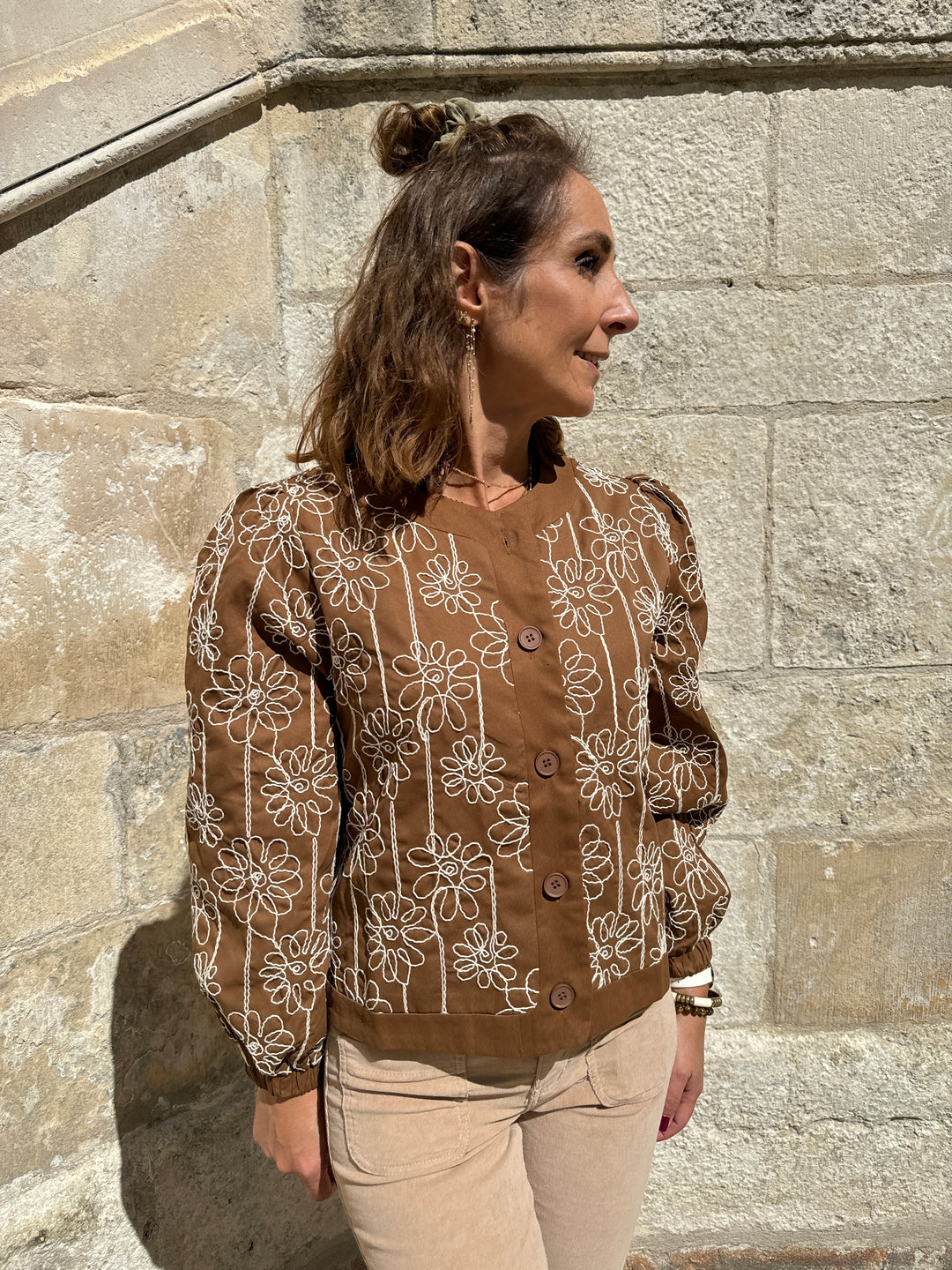 Chaqueta camel con bordado floral crudo LYANA