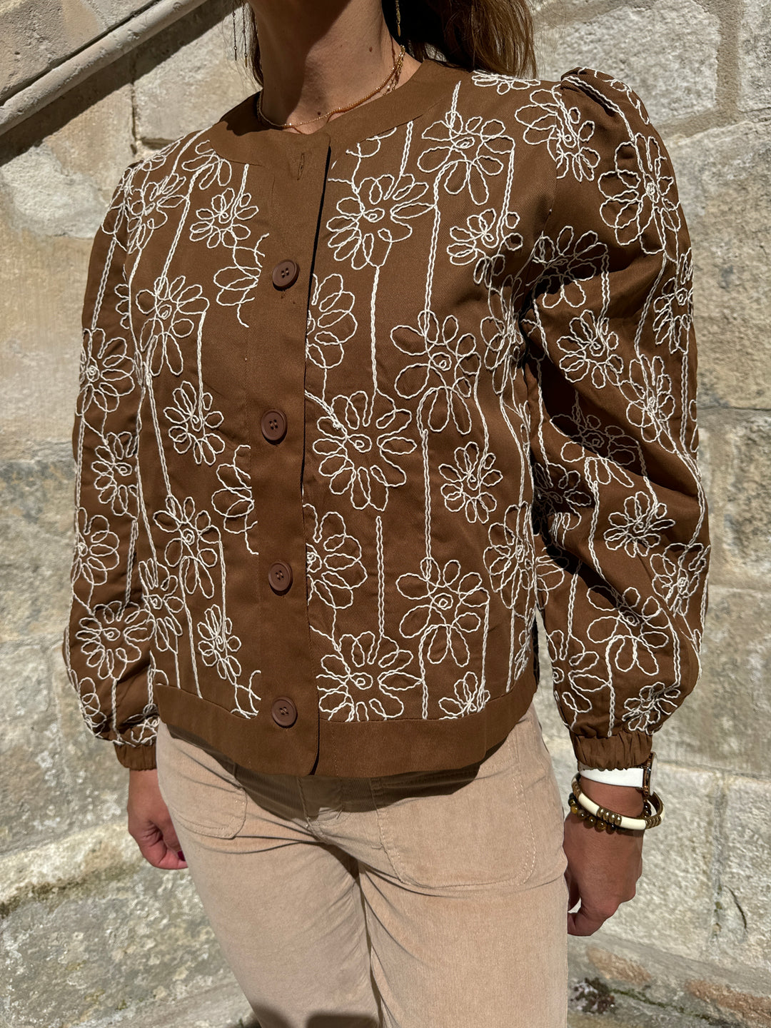 Chaqueta camel con bordado floral crudo LYANA