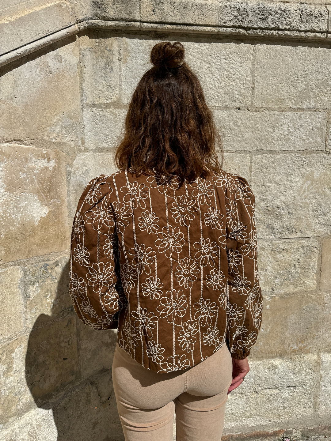 Chaqueta camel con bordado floral crudo LYANA