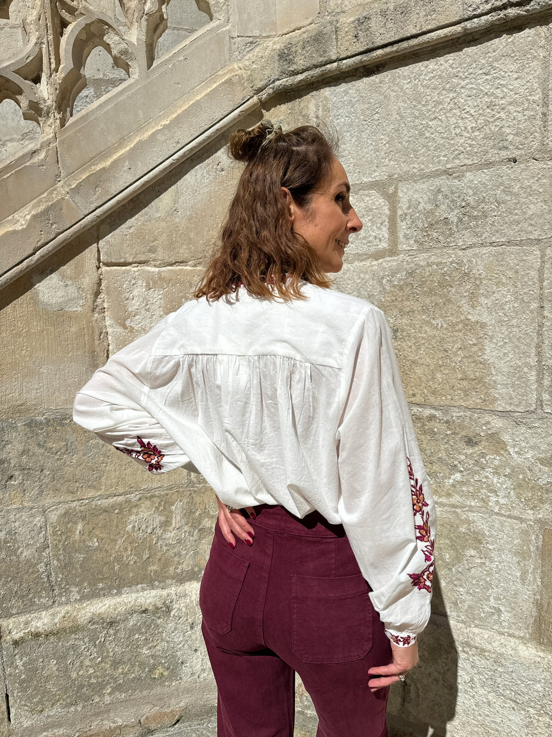 Blusa blanca con bordado burdeos BERLIA La Petite Etoile