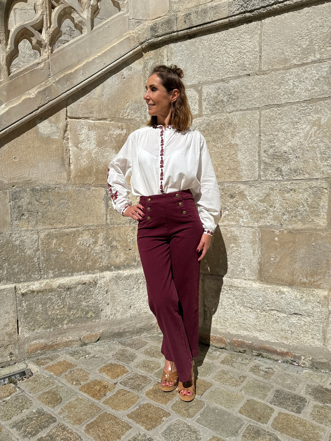 Blusa blanca con bordado burdeos BERLIA La Petite Etoile