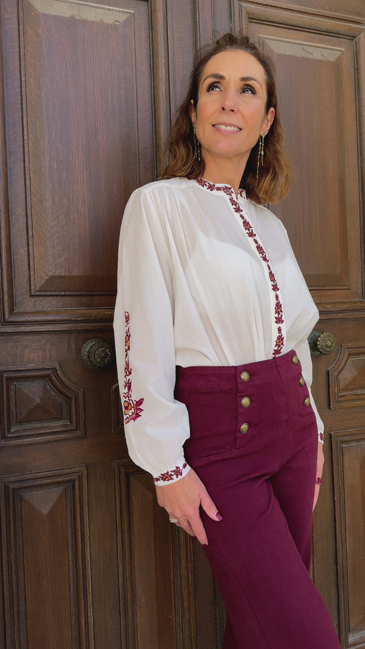 Blusa blanca con bordado burdeos BERLIA La Petite Etoile